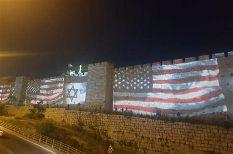 K­u­d­ü­s­’­ü­n­ ­s­u­r­l­a­r­ı­n­a­ ­A­B­D­ ­v­e­ ­İ­s­r­a­i­l­ ­b­a­y­r­a­k­l­a­r­ı­ ­y­a­n­s­ı­t­ı­l­d­ı­
